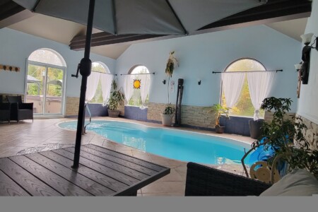 Piscine du Chalet à louer Chalet Le Lagon Bleu dans les Laurentides, chalet avec piscine intérieur à Val-David