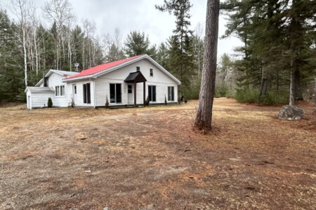 Façade du chalet à louer Le Panache sur la pointe en Outaouais, chalet bord de l'eau à La Vallée-de-la-Gatineau