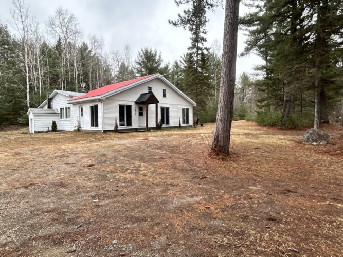 Façade du chalet à louer Le Panache sur la pointe en Outaouais, chalet bord de l'eau à La Vallée-de-la-Gatineau