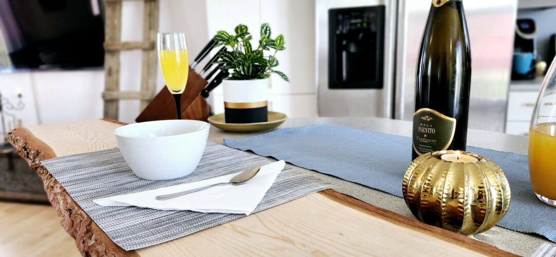 Table à manger avec verre de mimosa du chalet en location Domaine du ranch Privé en Mauricie, chalet avec spa à Sainte-Ursule
