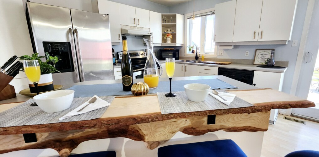 Table de salle a manger avec mimosa du chalet à louer Domaine du ranch Privé en Mauricie, chalet avec spa à Sainte-Ursule
