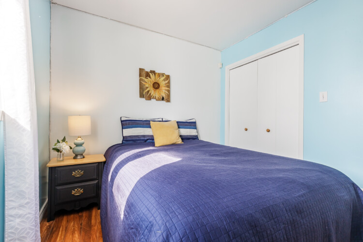 Chambre lit bleu du chalet à louer Domaine du ranch Privé en Mauricie, chalet avec spa à Sainte-Ursule