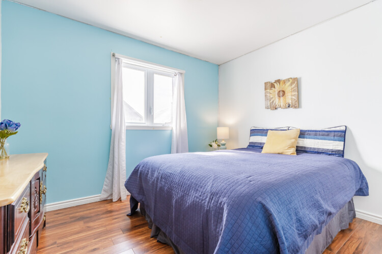 Chambre lit bleu du chalet en location Domaine du ranch Privé en Mauricie, chalet avec spa à Sainte-Ursule