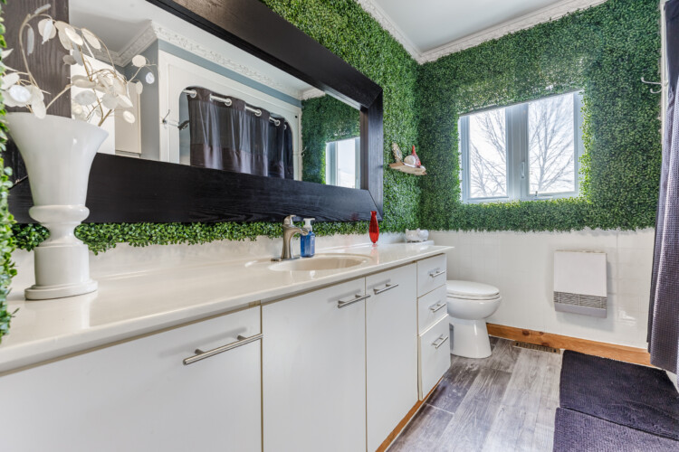 Salle de bain avec verdure au murs du chalet en location Domaine du ranch Privé en Mauricie, chalet avec spa à Sainte-Ursule