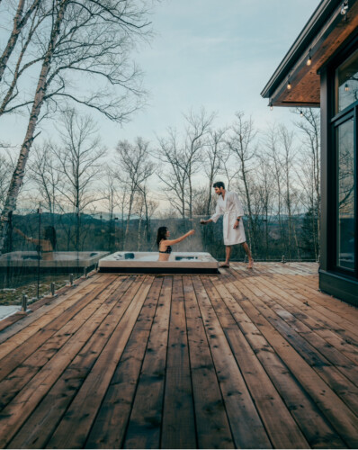 Spa du chalet à louer Luxe montagne dans les Laurentides, chalet en montagne à La Conception