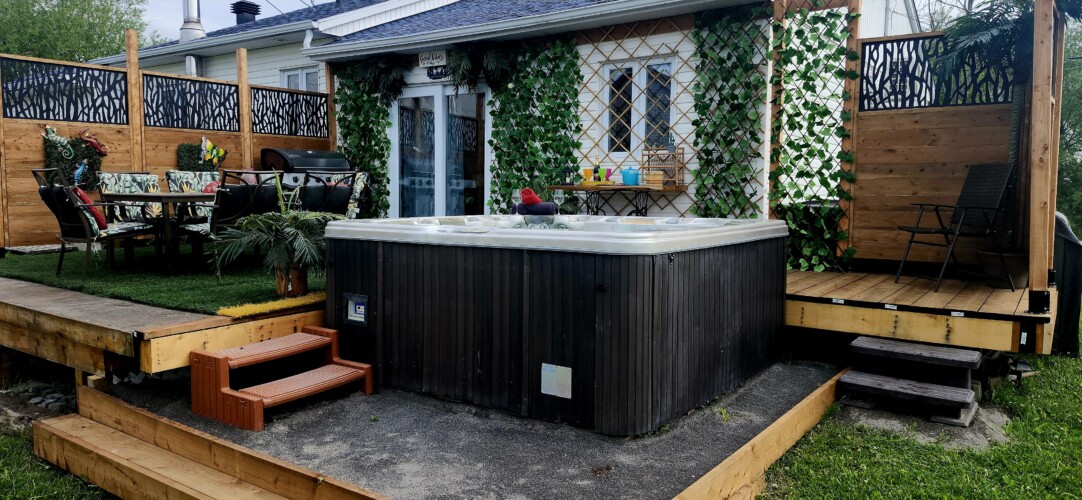 Le spa et la terrasse du chalet à louer Domaine du ranch Privé en Mauricie, chalet avec spa à Sainte-Ursule