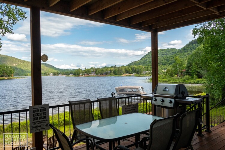 Vue du lac de la terrasse du Chalet en location Le Chaleureux dans Lanaudière, chalet avec spa au bord de l'eau à Mandeville.