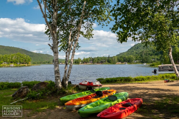 Kayaks du Chalet à louer Le Chaleureux dans Lanaudière, chalet avec spa au bord de l'eau à Mandeville.