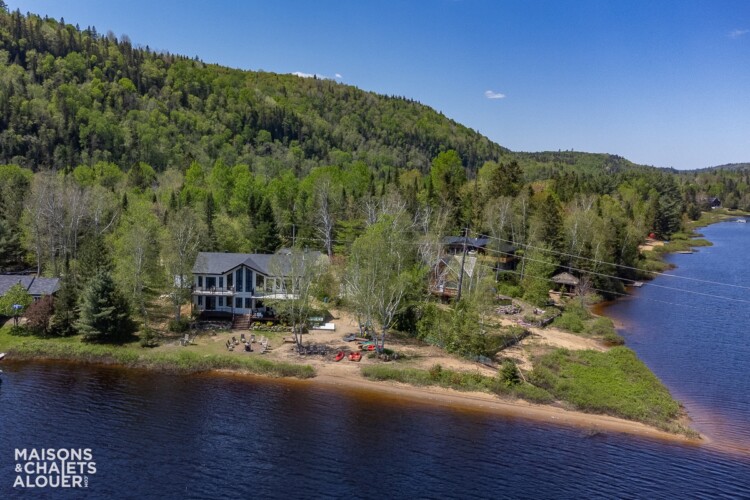Vue en vol d'oiseau du Chalet en location Le Chaleureux dans Lanaudière, chalet avec spa au bord de l'eau à Mandeville.