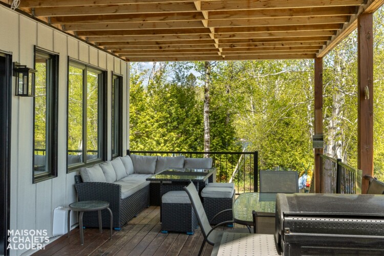 Terrasse et mobilier de jardin du Chalet à louer Le Chaleureux dans Lanaudière, chalet avec spa au bord de l'eau à Mandeville.