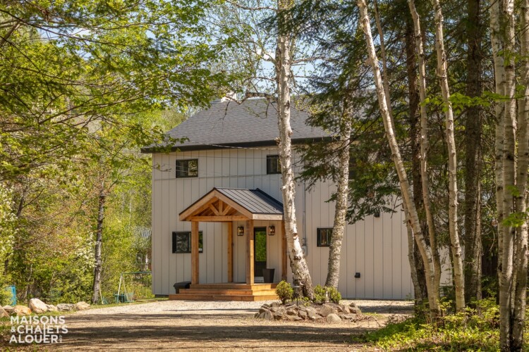 Entrée extérieur du Chalet en location Le Chaleureux dans Lanaudière, chalet avec spa au bord de l'eau à Mandeville.