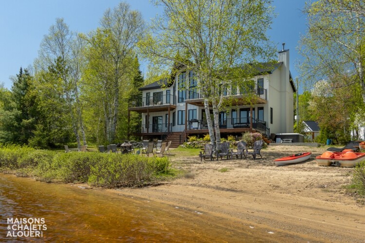 Façade vue du lac du Chalet à louer Le Chaleureux dans Lanaudière, chalet avec spa au bord de l'eau à Mandeville.