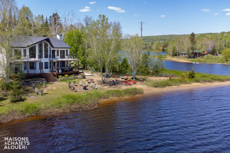 Vue en vol d'oiseau du Chalet en location Le Chaleureux dans Lanaudière, chalet avec spa au bord de l'eau à Mandeville.