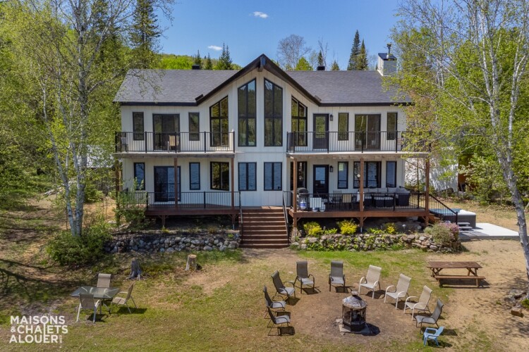 Façade du Chalet à louer Le Chaleureux dans Lanaudière, chalet avec spa au bord de l'eau à Mandeville.
