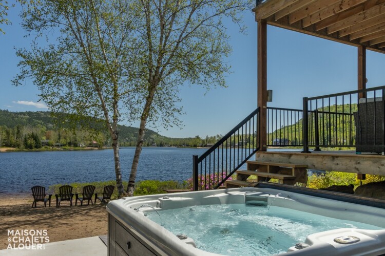 Spa et vue sur le lac du Chalet à louer Le Chaleureux dans Lanaudière, chalet avec spa au bord de l'eau à Mandeville.