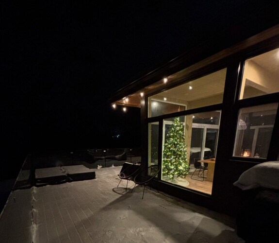 Terrasse le soir, l'hiver du chalet à louer Luxe montagne dans les Laurentides, chalet en montagne à La Conception