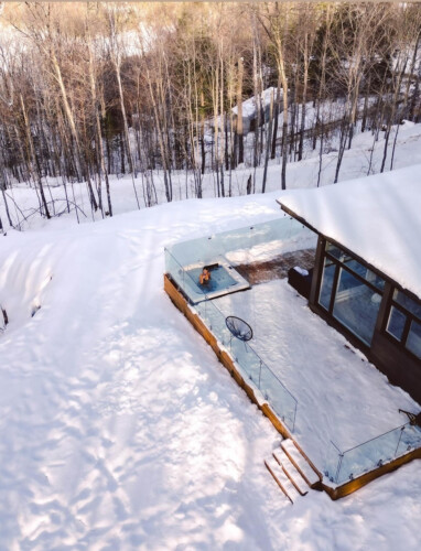 Vue du spa en vol d'oiseau du chalet à louer Luxe montagne dans les Laurentides, chalet en montagne à La Conception