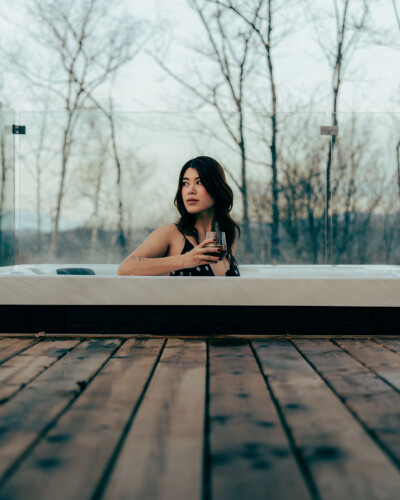 Cliente dans le spa du chalet à louer Luxe montagne dans les Laurentides, chalet en montagne à La Conception