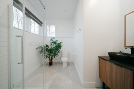 Salle de bain du chalet à louer Le Mëlyā en Estrie, chalet avec foyer au bois à Weedon.