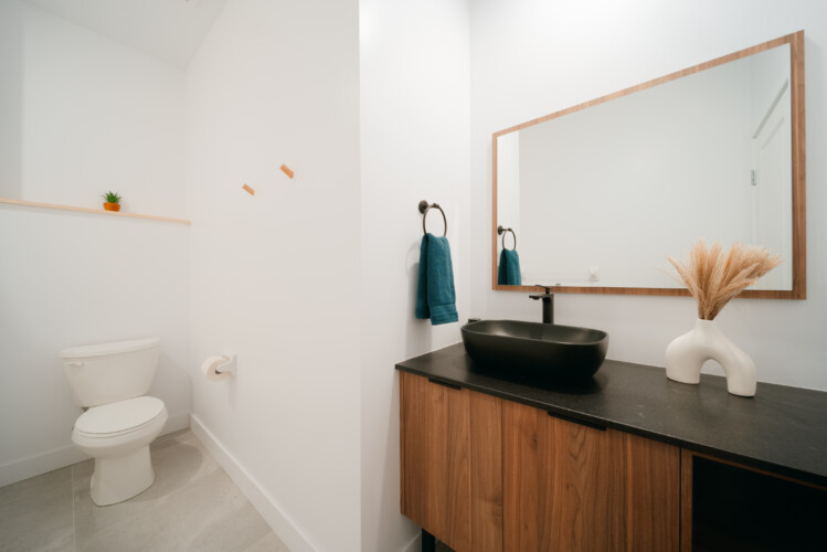 Toilette et lavabo du chalet en location Le Mëlyā en Estrie, chalet avec foyer au bois à Weedon.