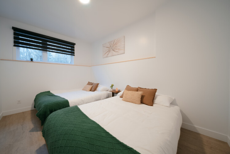 Chambre avec deux lits du chalet à louer Le Mëlyā en Estrie, chalet avec foyer au bois à Weedon.