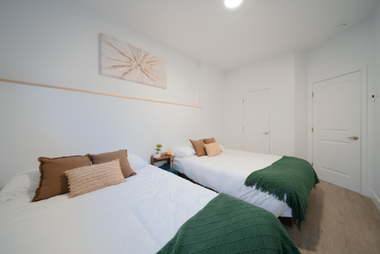 Chambre avec 2 lits du chalet en location Le Mëlyā en Estrie, chalet avec foyer au bois à Weedon.