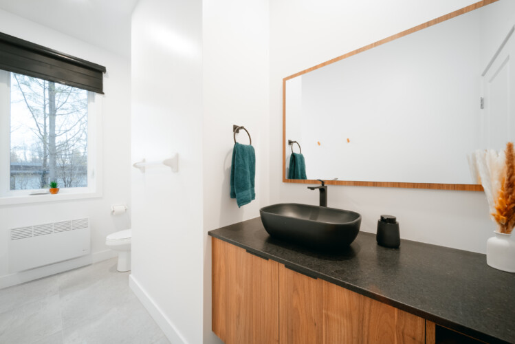Lavabo et toilette du chalet en location Le Mëlyā en Estrie, chalet avec foyer au bois à Weedon.