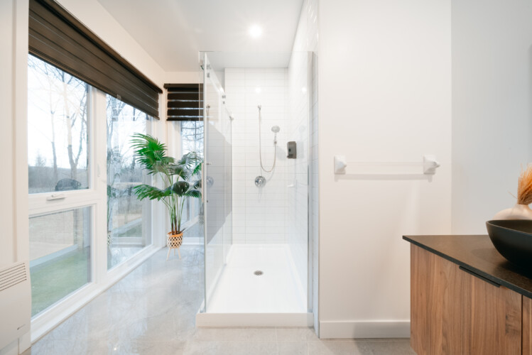 Douche du chalet à louer Le Mëlyā en Estrie, chalet avec foyer au bois à Weedon.