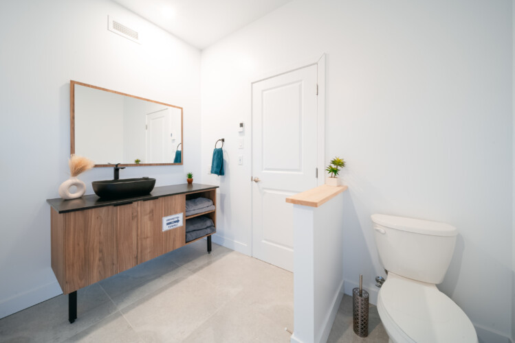 Salle de bain du chalet en location Le Mëlyā en Estrie, chalet avec foyer au bois à Weedon.