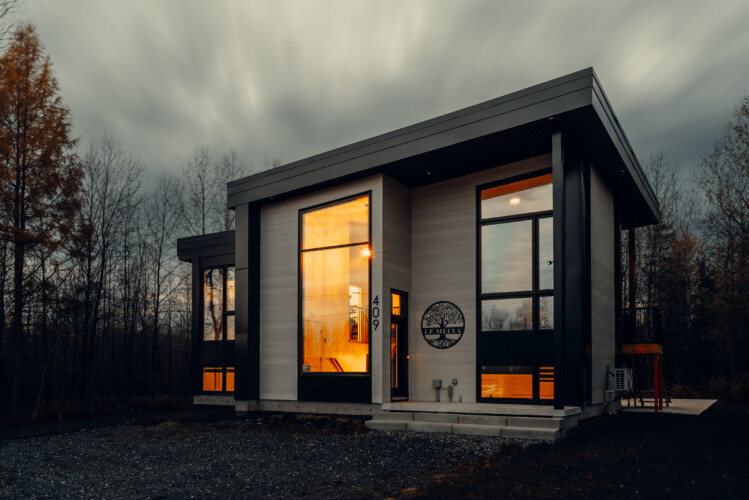 Façade le soir du chalet à louer Le Mëlyā en Estrie, chalet avec foyer au bois à Weedon.