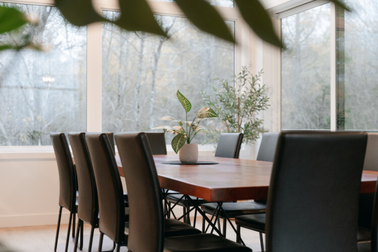 Grande fénestration de la salle à manger du chalet à louer Le Mëlyā en Estrie, chalet avec foyer au bois à Weedon.