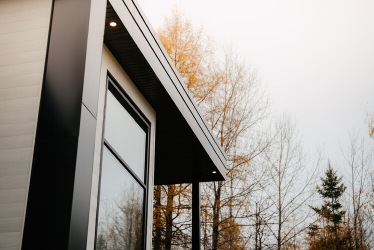 Coin du toit du chalet à louer Le Mëlyā en Estrie, chalet avec foyer au bois à Weedon.