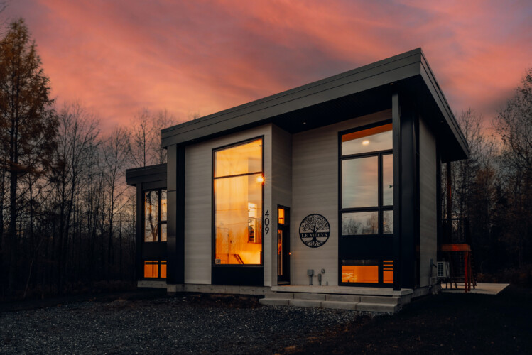 Façade au coucher de soleil du chalet à louer Le Mëlyā en Estrie, chalet avec foyer au bois à Weedon.
