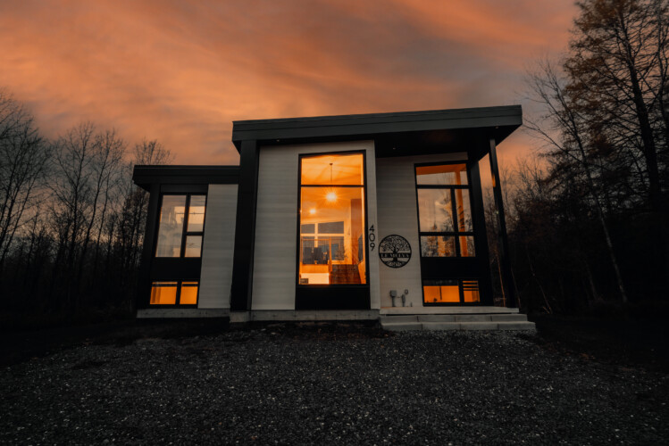 Façade du chalet en location Le Mëlyā en Estrie, chalet avec foyer au bois à Weedon.