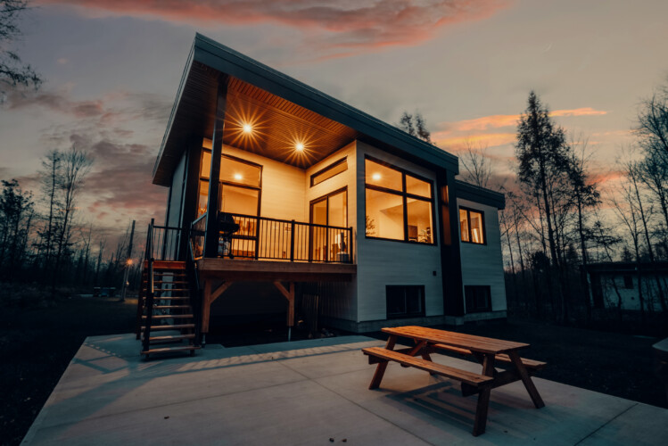 Arrière du chalet à louer Le Mëlyā en Estrie, chalet avec foyer au bois à Weedon.