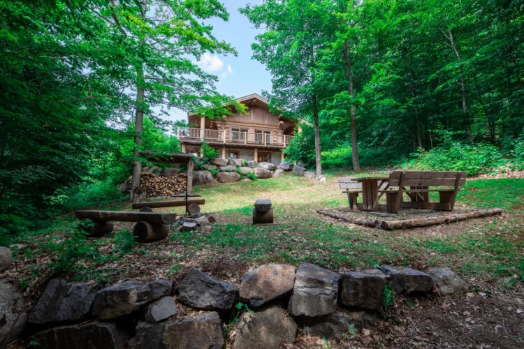 Façade du chalet à louer Chalet Chic Rustique dans les Laurentides, chalet avec spa à Val-des-Lacs