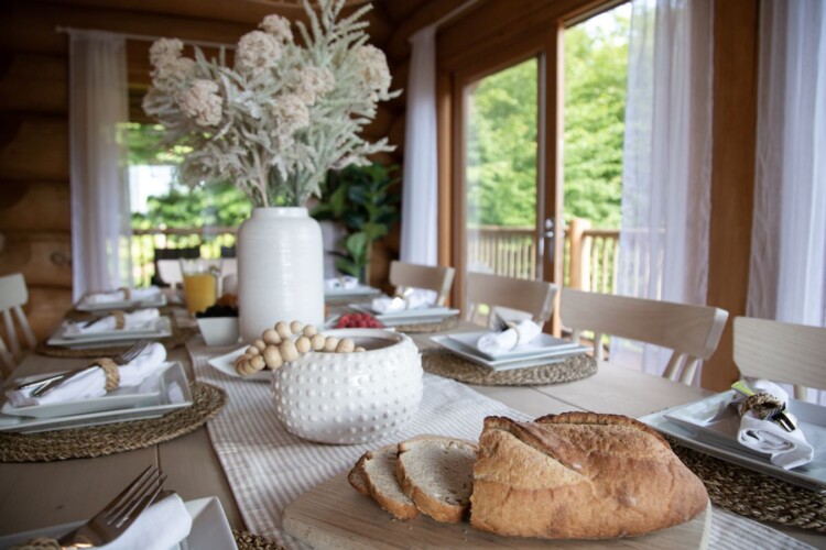 Salle a manger du chalet à louer Chalet Chic Rustique dans les Laurentides, chalet avec spa à Val-des-Lacs