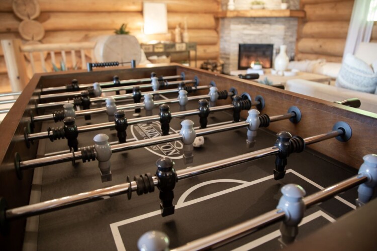 Table de babyfoot du chalet à louer Chalet Chic Rustique dans les Laurentides, chalet avec spa à Val-des-Lacs