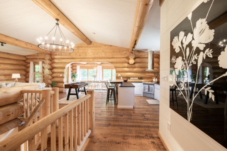 Air commun du chalet à louer Chalet Chic Rustique dans les Laurentides, chalet avec spa à Val-des-Lacs