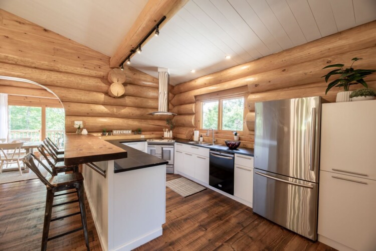 Cuisine du chalet à louer Chalet Chic Rustique dans les Laurentides, chalet avec spa à Val-des-Lacs
