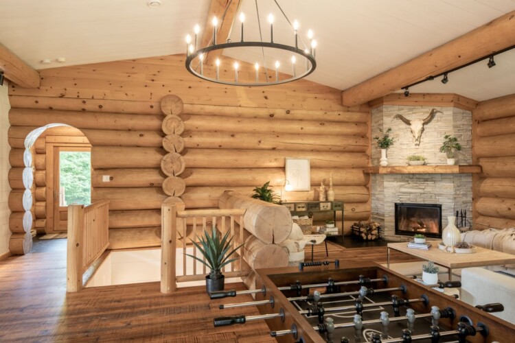 Salon du chalet à louer Chalet Chic Rustique dans les Laurentides, chalet avec spa à Val-des-Lacs
