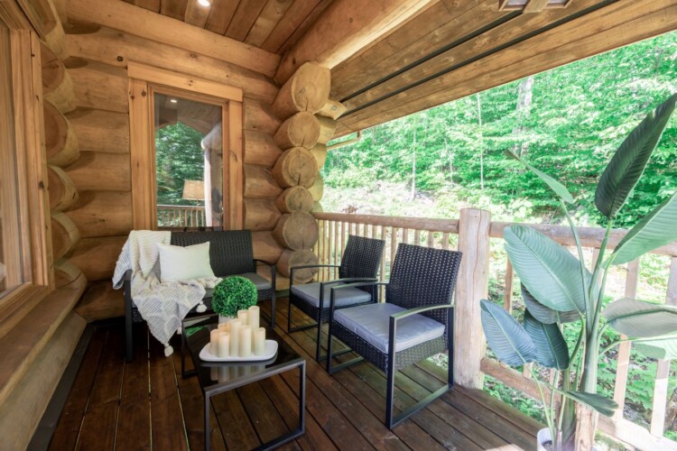 Terrasse du chalet à louer Chalet Chic Rustique dans les Laurentides, chalet avec spa à Val-des-Lacs