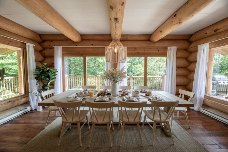 Salle à manger du chalet à louer Chalet Chic Rustique dans les Laurentides, chalet avec spa à Val-des-Lacs