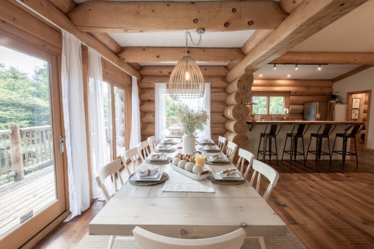 Salle à manger du chalet à louer Chalet Chic Rustique dans les Laurentides, chalet avec spa à Val-des-Lacs