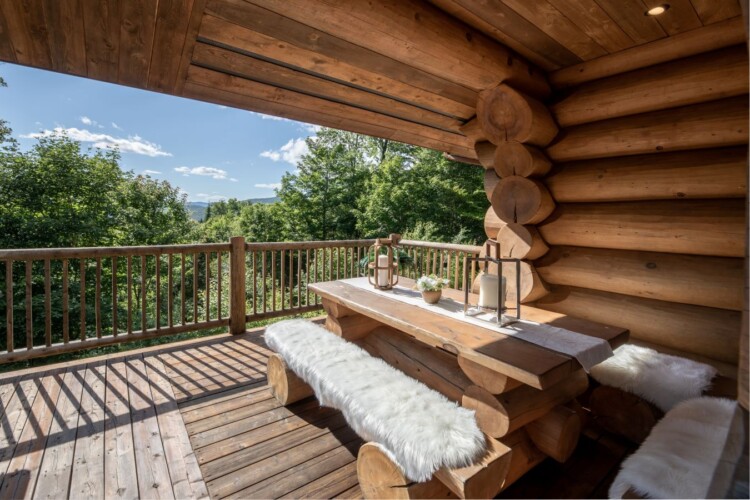 Terrasse du chalet à louer Chalet Chic Rustique dans les Laurentides, chalet avec spa à Val-des-Lacs