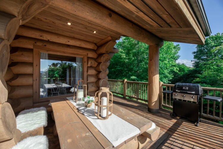 Terrasse du chalet à louer Chalet Chic Rustique dans les Laurentides, chalet avec spa à Val-des-Lacs