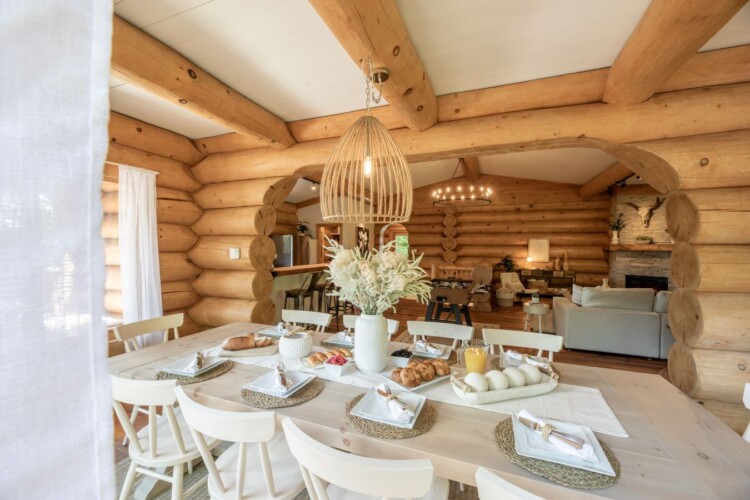 Salle à manger du chalet à louer Chalet Chic Rustique dans les Laurentides, chalet avec spa à Val-des-Lacs
