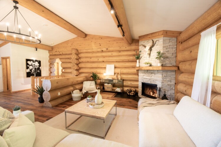 Salon du chalet à louer Chalet Chic Rustique dans les Laurentides, chalet avec spa à Val-des-Lacs
