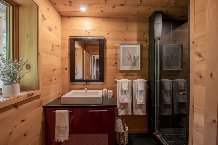 Salle de bain du chalet à louer Chalet Chic Rustique dans les Laurentides, chalet avec spa à Val-des-Lacs
