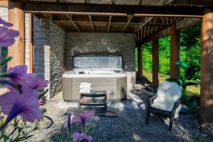 Spa du chalet à louer Chalet Chic Rustique dans les Laurentides, chalet avec spa à Val-des-Lacs